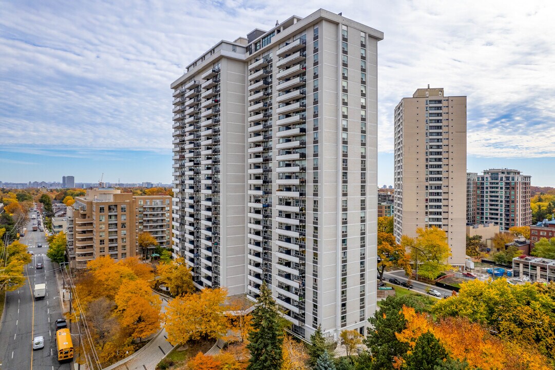 225 Davisville Avenue in Toronto, ON - Building Photo