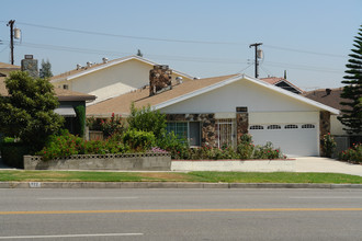 718 E Olive Ave in Burbank, CA - Foto de edificio - Building Photo