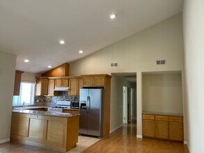 13806 Vanowen St, Unit 4 in Van Nuys, CA - Building Photo - Building Photo