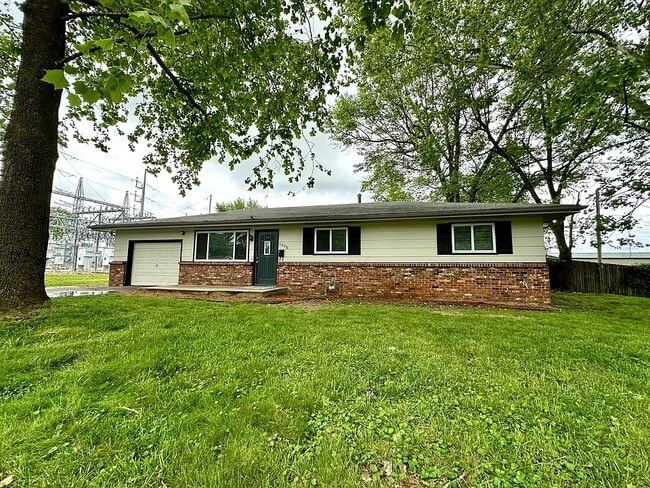 property at 1008 E Rosewood St