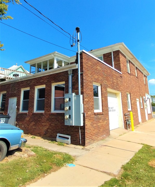 1925 16th St in Moline, IL - Building Photo