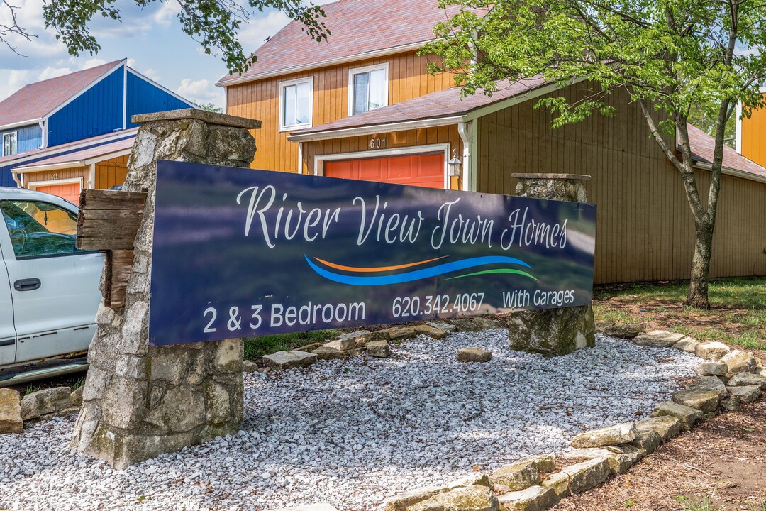 Riverview Condominiums in Emporia, KS - Foto de edificio