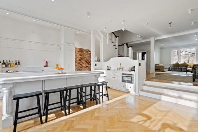 15 Regent Cir, Unit 1