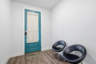 8132 Bromley Dr in Dallas, TX - Foto de edificio - Building Photo