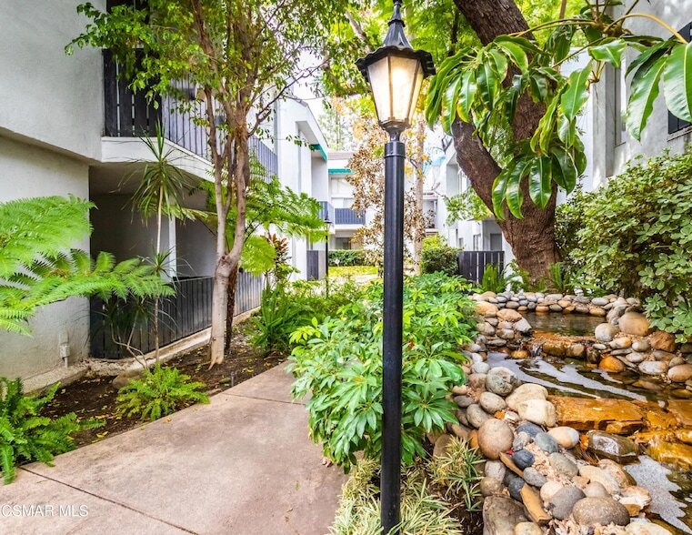 18645 Hatteras St, Unit 237 in Los Angeles, CA - Building Photo