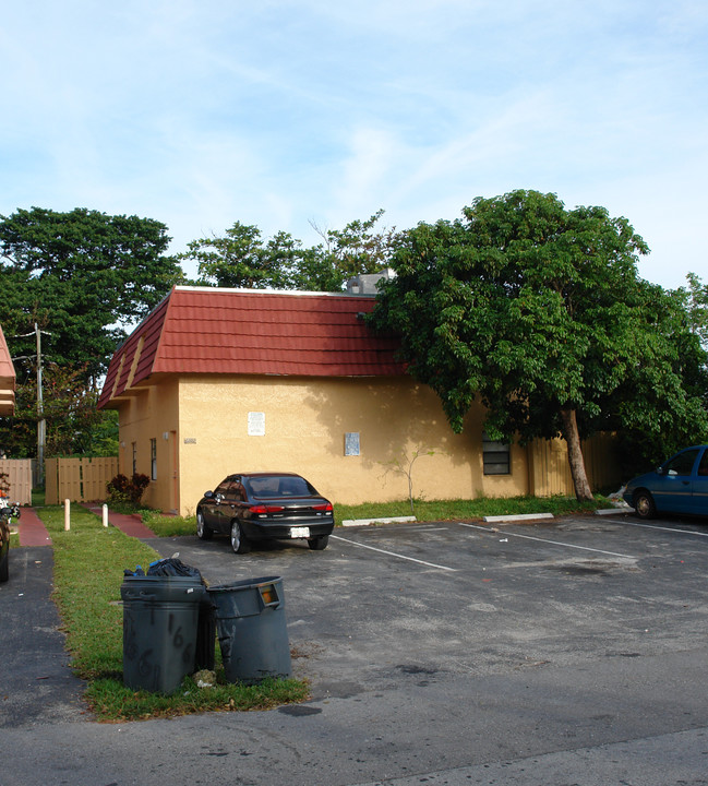 1651-1661 SW 40th Ter in Fort Lauderdale, FL - Building Photo