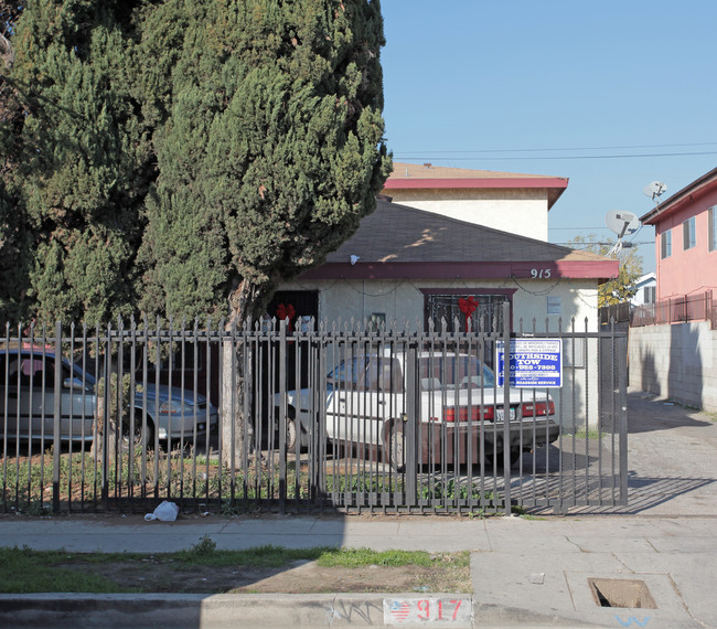 917 W 61st St in Los Angeles, CA - Building Photo - Building Photo