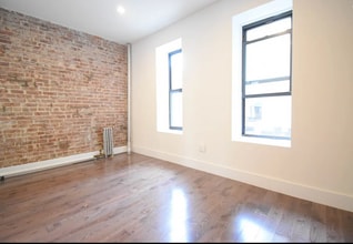 4 St Nicholas Terrace in New York, NY - Building Photo - Interior Photo