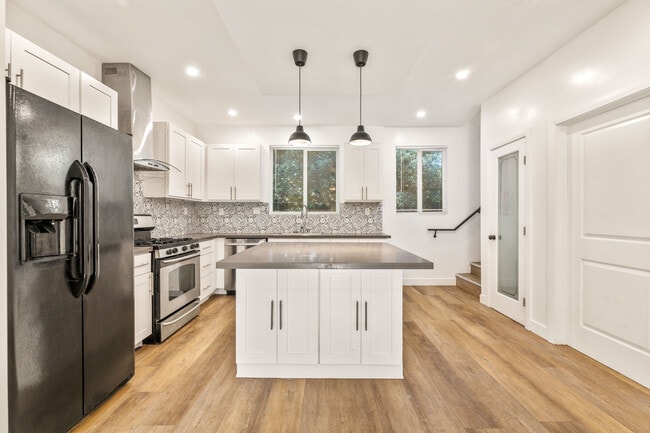 5702 Vanalden Ave in Tarzana, CA - Foto de edificio - Building Photo