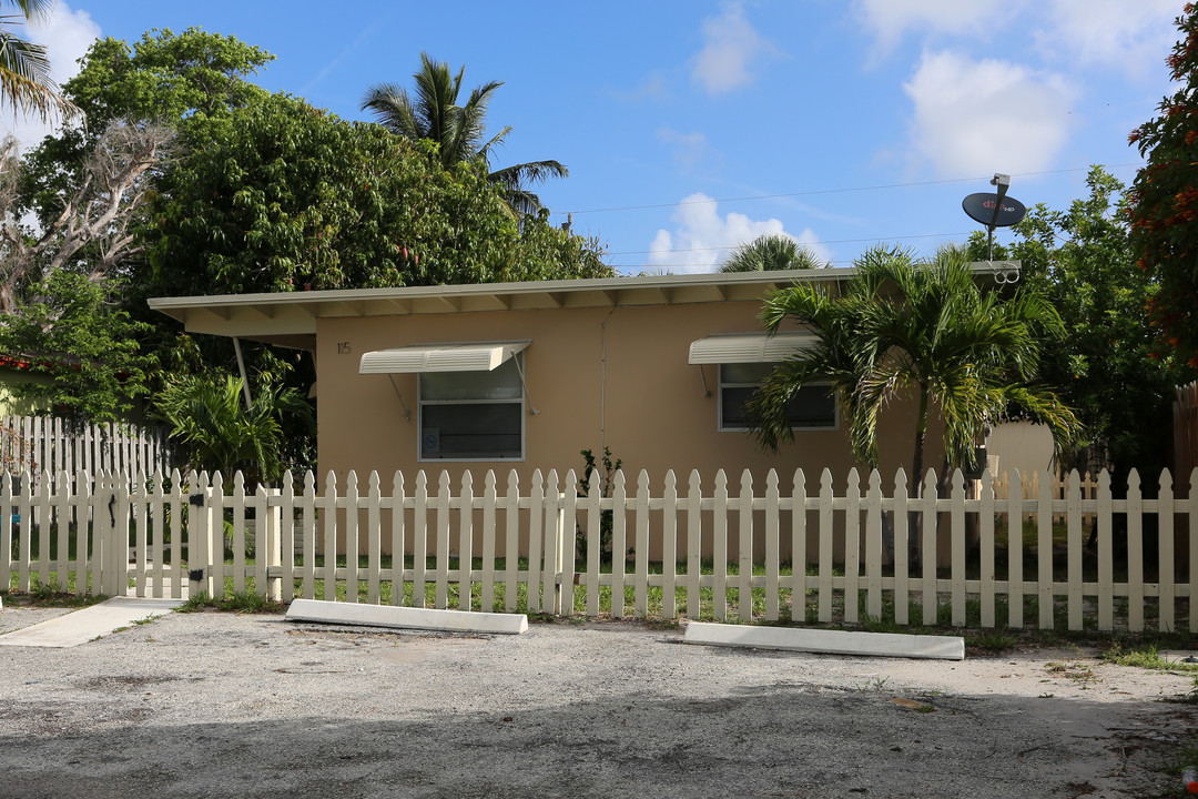 115 SE 14th Ave in Boynton Beach, FL - Building Photo