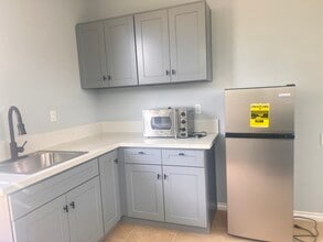 8229 Honey Brook Ct in Corona, CA - Foto de edificio - Building Photo