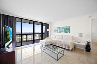 2425 Presidential Way in West Palm Beach, FL - Building Photo - Building Photo