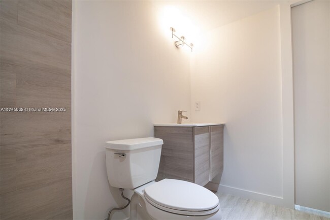 2401 Collins Ave, Unit 512 in Miami Beach, FL - Building Photo - Building Photo