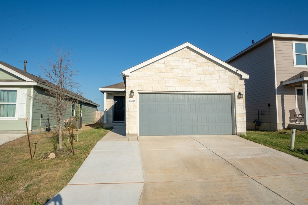 14223 Estuary Pl in San Antonio, TX - Foto de edificio