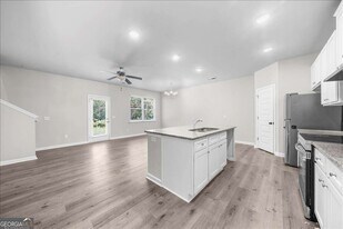 208 Harrison St in Calhoun, GA - Building Photo