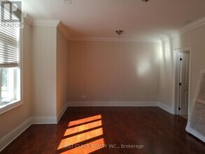 58 Paisley Blvd E in Mississauga, ON - Building Photo - Building Photo