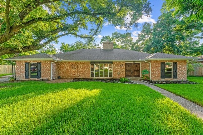11 Whittier Dr in Friendswood, TX - Foto de edificio - Building Photo