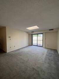 23 Elm St, Unit 301 in Somerville, MA - Building Photo - Building Photo