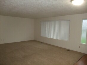 830 W Isabella St in Lebanon, OR - Building Photo - Building Photo