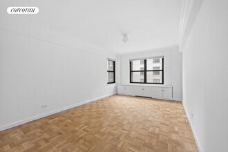 9 E 56th St in New York, NY - Building Photo - Building Photo