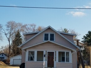 611 Lawn Drive, Unit Apartment #2/Upper Unit in Loves Park, IL - Building Photo - Building Photo