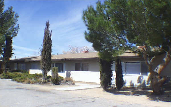 12636 Kiowa Rd in Apple Valley, CA - Building Photo - Building Photo