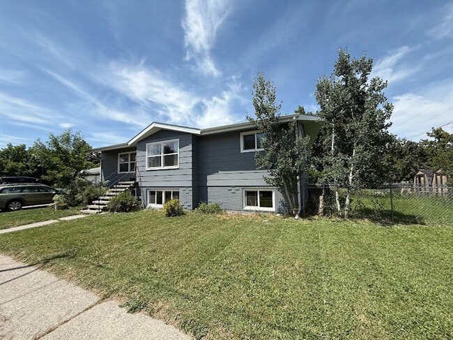 property at 823 W Villard St