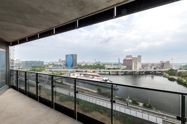 100 Murray Rue, Unit 1413 in Montréal, QC - Building Photo - Building Photo