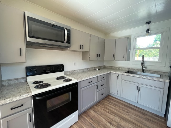 910 Valley View Dr in Medford, OR - Building Photo - Building Photo