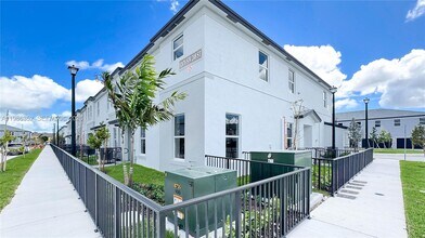 12476 SW 248th St in Princeton, FL - Foto de edificio - Building Photo