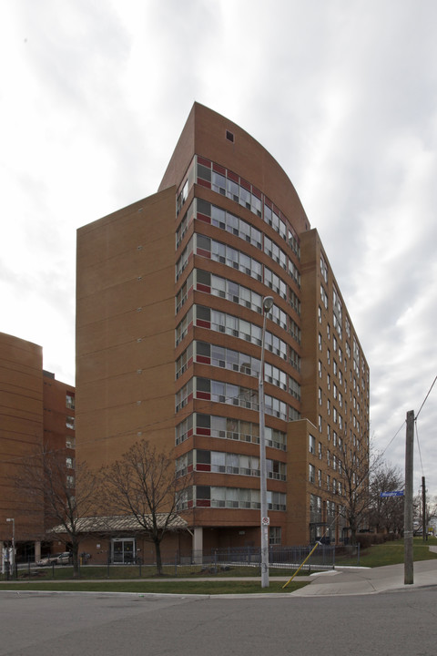 The Castlebrooke in Mississauga, ON - Building Photo