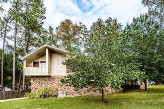 422 River Oaks Dr in Huntsville, TX - Building Photo - Building Photo