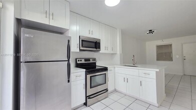 2575 SW 27th Ave in Miami, FL - Foto de edificio - Building Photo