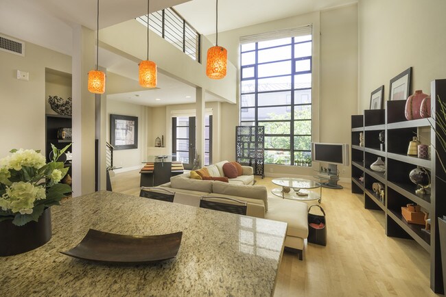 350 E Mission St-Unit -UNIT 203 in San Jose, CA - Building Photo - Building Photo