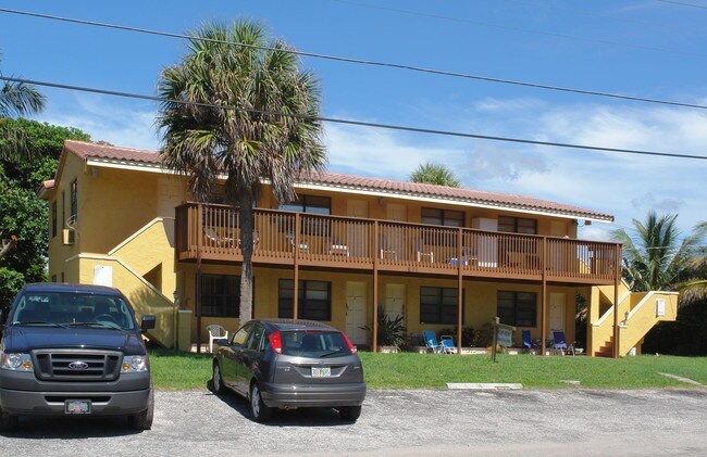 601 NE 21st Ave in Deerfield Beach, FL - Foto de edificio - Building Photo