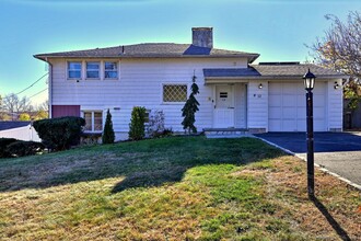 12 Dayton Rd in Naugatuck, CT - Foto de edificio - Building Photo