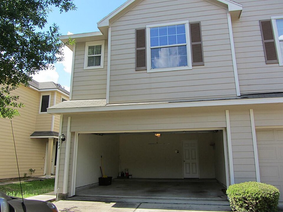 16642 Cairngrove Ln in Houston, TX - Building Photo