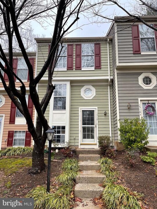 1518 Woodcrest Dr in Reston, VA - Building Photo