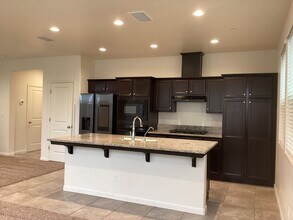 6319 E Creek View Ln in Fresno, CA - Building Photo - Building Photo