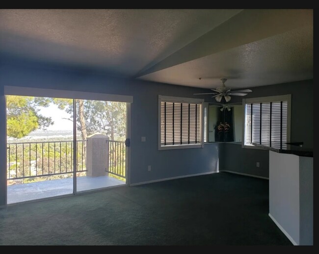 2560 Avenida Del Vista in Corona, CA - Foto de edificio - Building Photo