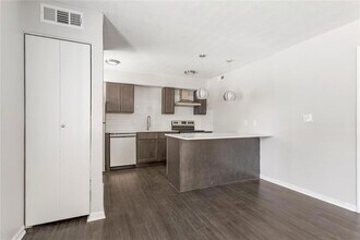 2810 Dorchester Dr, Unit 23 in Oklahoma City, OK - Building Photo - Building Photo