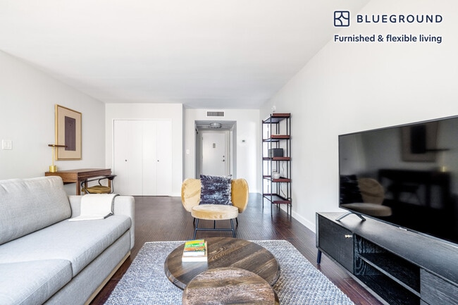 330 N Crescent Dr in Beverly Hills, CA - Building Photo - Building Photo