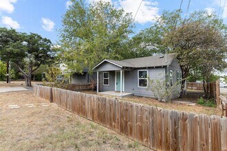 204 Lessin Ln in Austin, TX - Foto de edificio - Building Photo