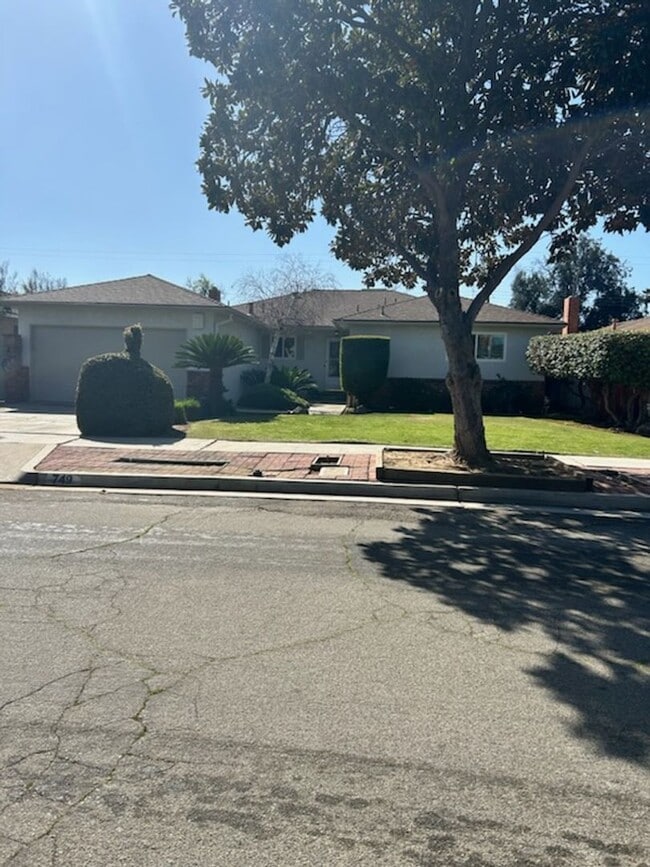 749 E Wrenwood Ln in Fresno, CA - Building Photo - Building Photo