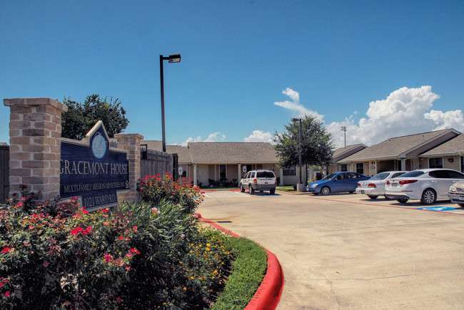 Gracemont House Apartments in Baytown, TX - Building Photo - Building Photo