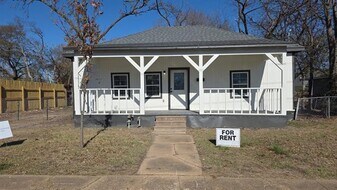 216 W 9th St in Bonham, TX - Building Photo