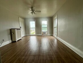 321 Clay St in Cedar Falls, IA - Building Photo - Building Photo