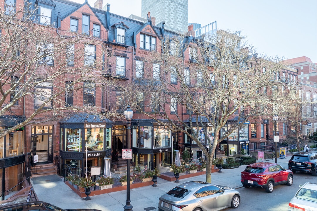 230 Newbury St in Boston, MA - Building Photo