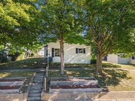 703 W Dowland St in Ludington, MI - Building Photo