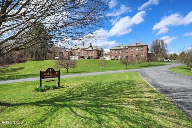 4 Edmunds St in Adams, MA - Building Photo - Building Photo